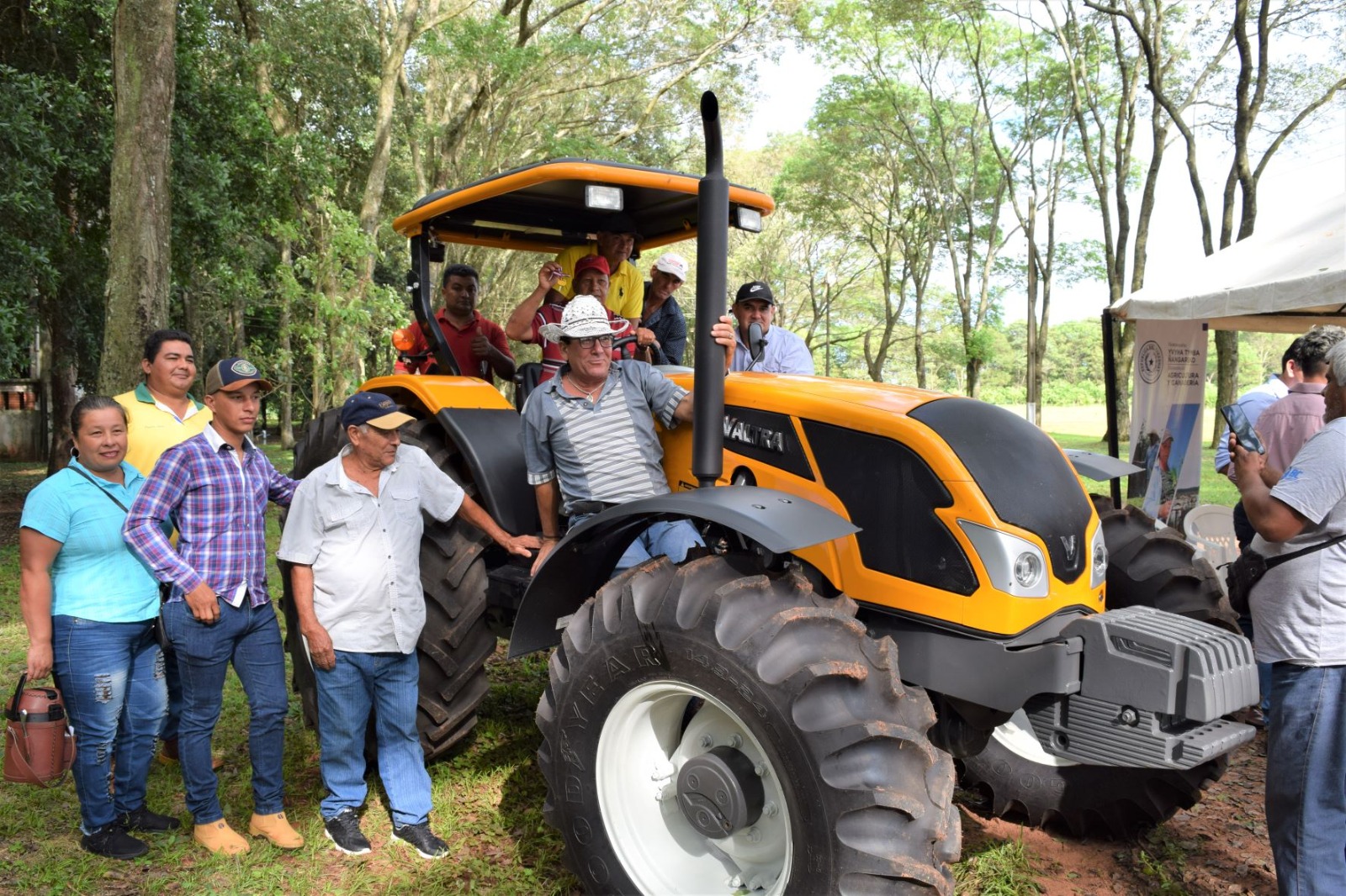 Itaipu Entreg Tractores E Implementos En San Pedro Y Caazap Para